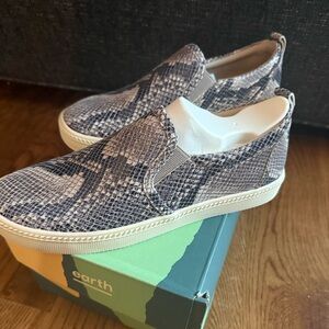 👠HP👠 NWT - Earth Size 7, Snakeskin Slip-on Sneakers